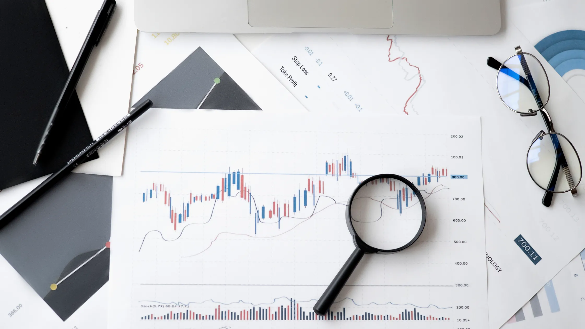 Banner of the post: Die Macht der Daten für fundierte Entscheidungen nutzen. Band 2: Relevante Hoteldatenströme verstehen und ARIS, das Automated Revenue Intelligence System, kennenlernen.